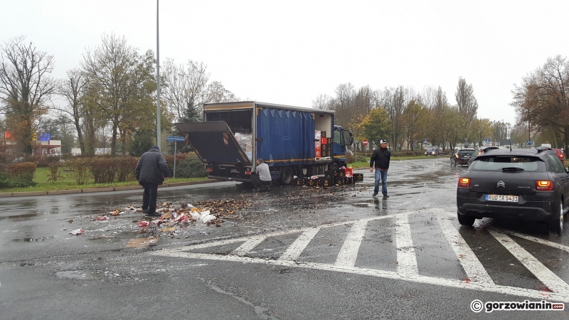 3/12 Piwo wypadło z ciężarówki na jezdnię