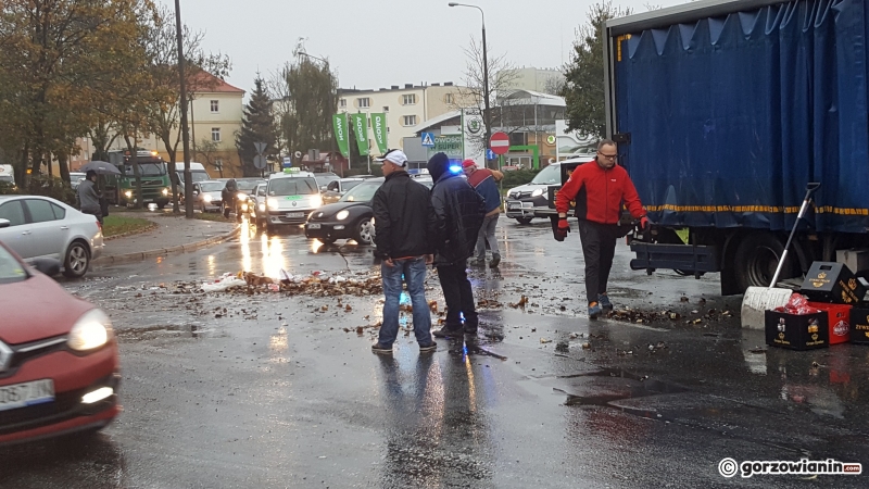 4/12 Piwo wypadło z ciężarówki na jezdnię