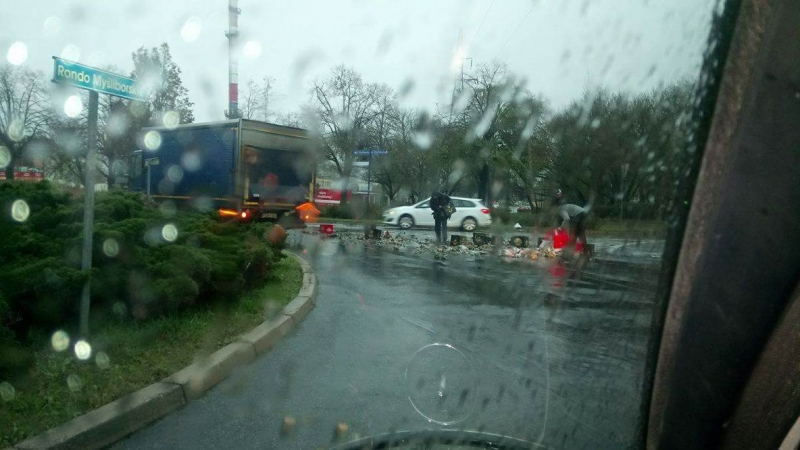 7/12 Piwo wypadło z ciężarówki na jezdnię