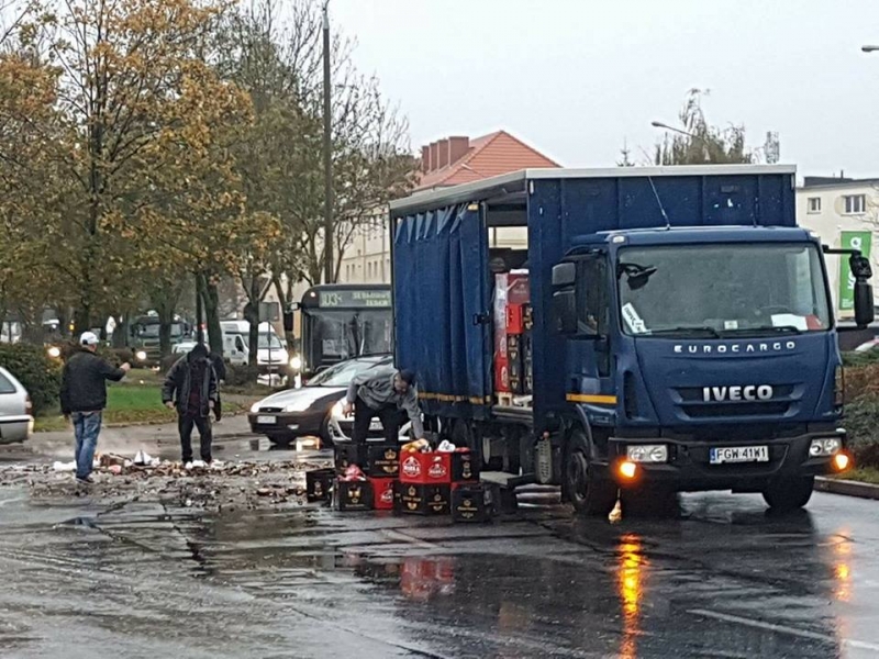 8/12 Piwo wypadło z ciężarówki na jezdnię