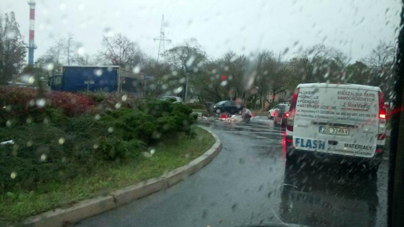 9/12 Piwo wypadło z ciężarówki na jezdnię