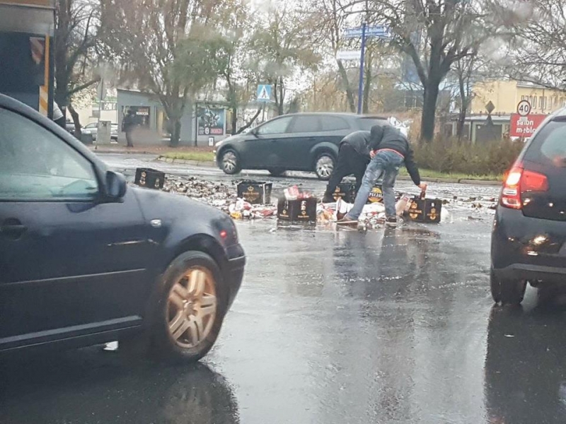 10/12 Piwo wypadło z ciężarówki na jezdnię