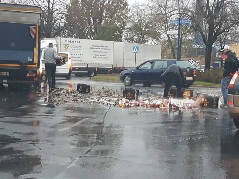 11/12 Piwo wypadło z ciężarówki na jezdnię