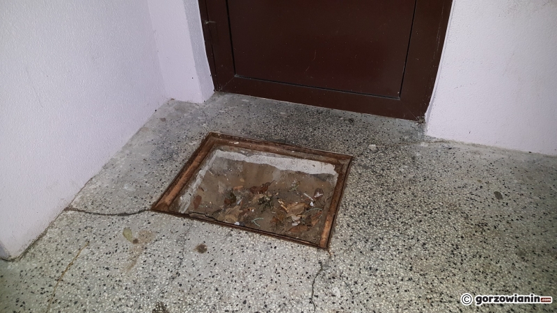 3/6 Zniszczona klatka na Ogińskiego