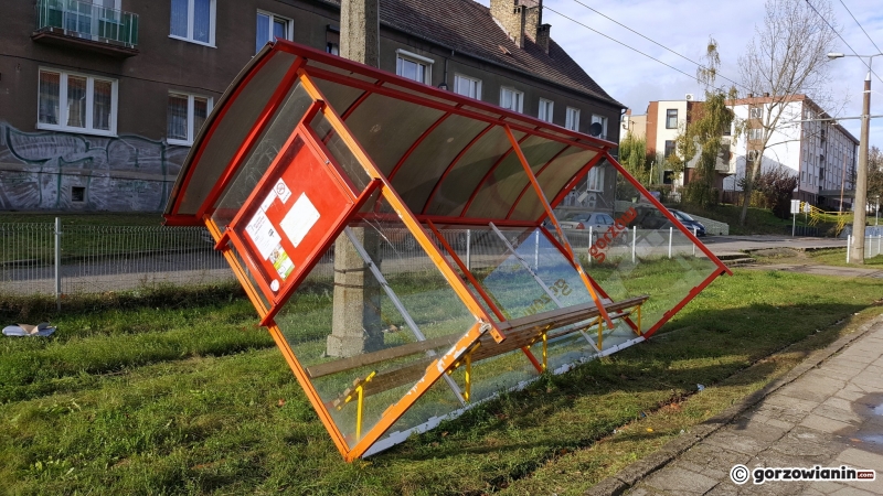 4/8 Wiatr przewrócił wiatę przystankową