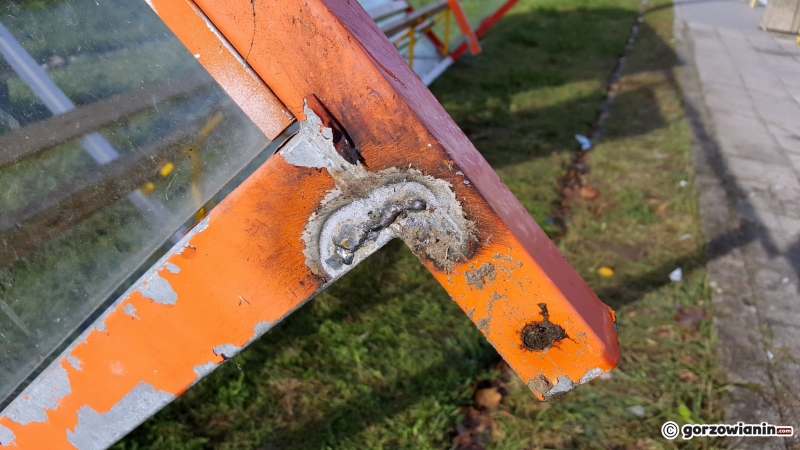 6/8 Wiatr przewrócił wiatę przystankową