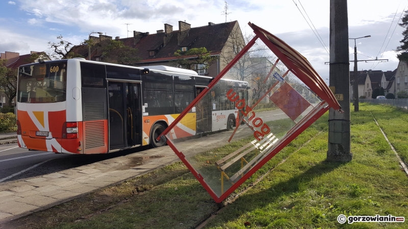 7/8 Wiatr przewrócił wiatę przystankową