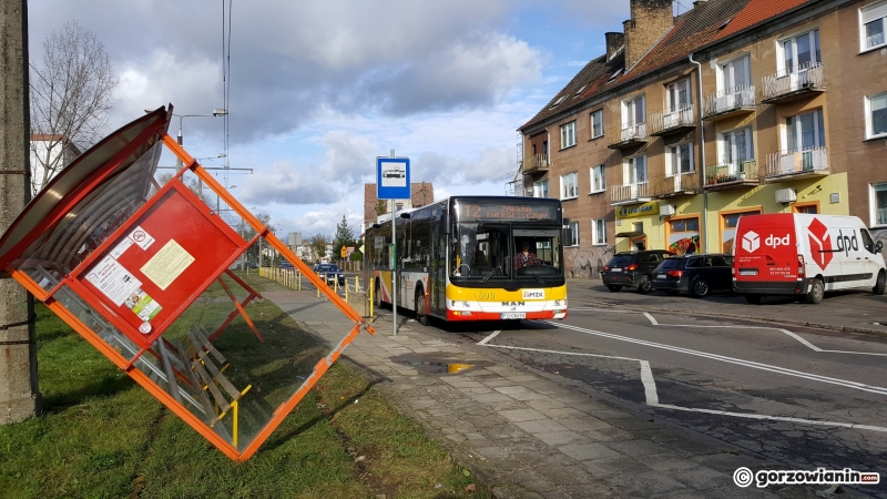 8/8 Wiatr przewrócił wiatę przystankową