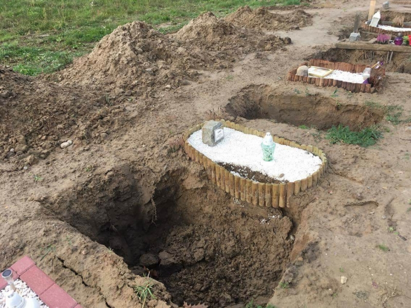 3/10 Zapadające się groby na Polanie Przyjaciół