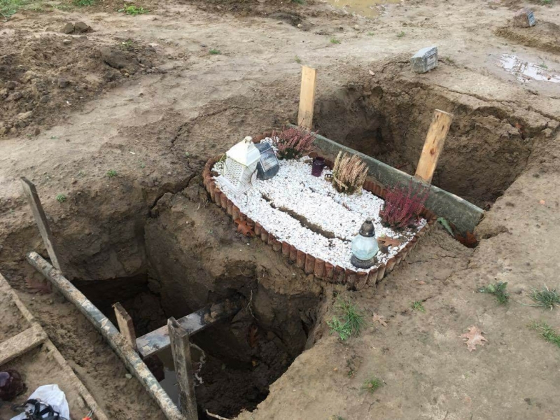 4/10 Zapadające się groby na Polanie Przyjaciół