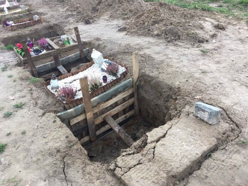 5/10 Zapadające się groby na Polanie Przyjaciół