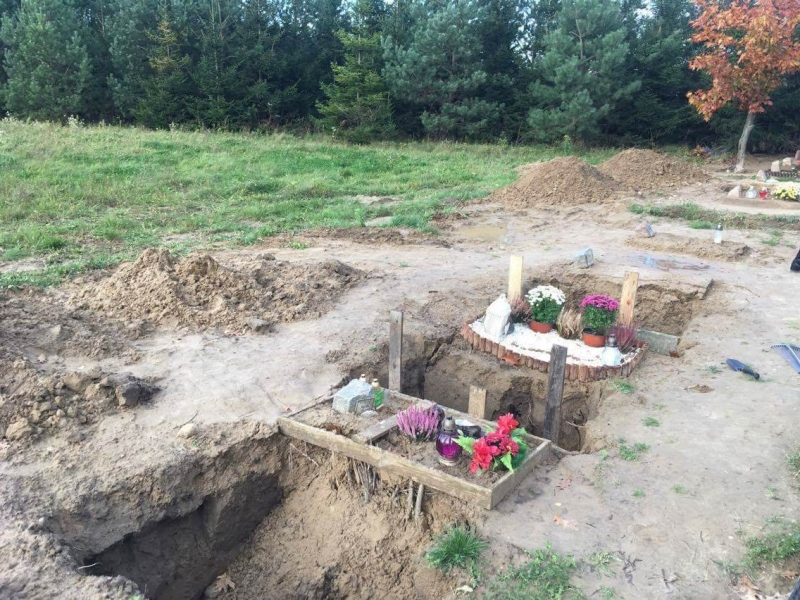 8/10 Zapadające się groby na Polanie Przyjaciół