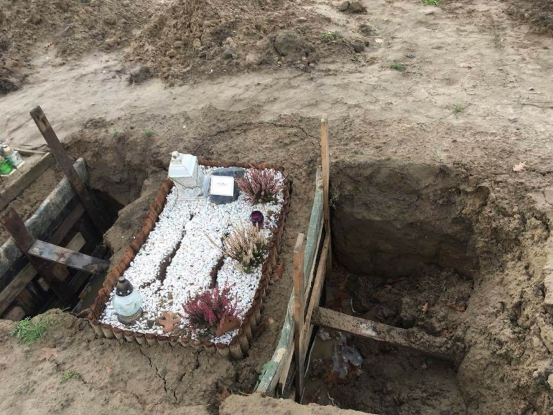 9/10 Zapadające się groby na Polanie Przyjaciół