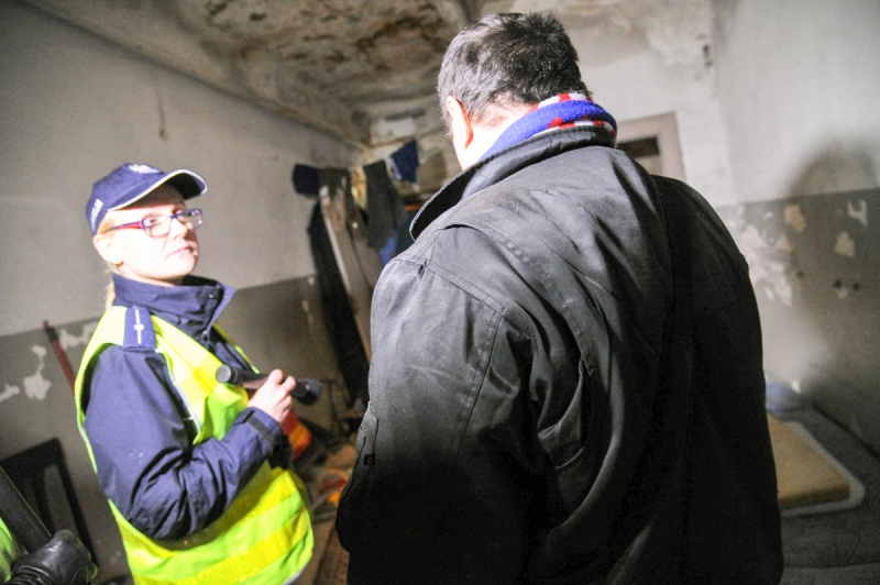 9/9 Policjanci sprawdzają miejsca przebywania bezdomnych