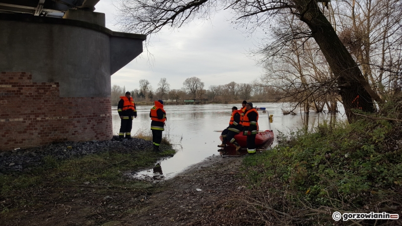 3/5 Poszukiwania auta, które wpadło do rzeki