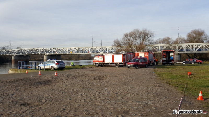 4/5 Poszukiwania auta, które wpadło do rzeki