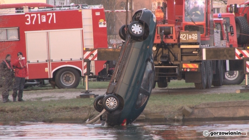 3/12 Strażacy wyciągnęli z rzeki daewoo