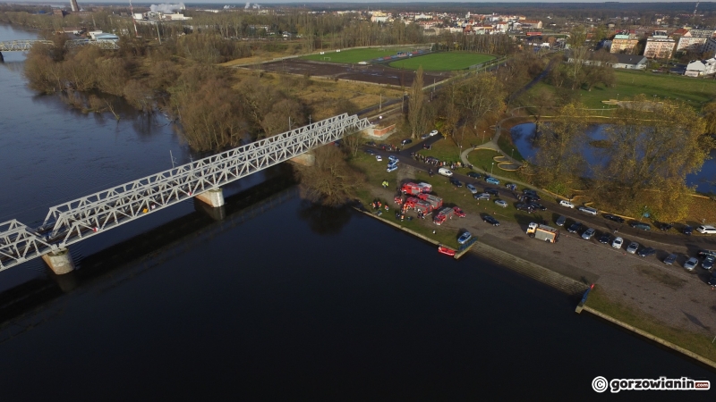 4/12 Strażacy wyciągnęli z rzeki daewoo