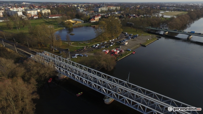 5/12 Strażacy wyciągnęli z rzeki daewoo