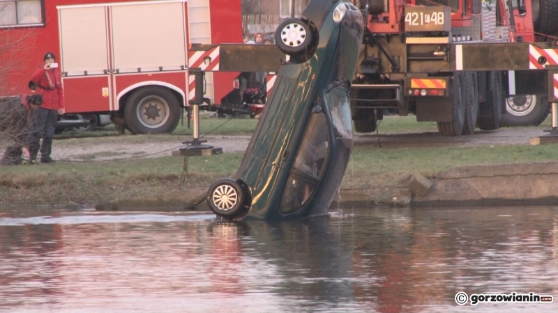 6/12 Strażacy wyciągnęli z rzeki daewoo