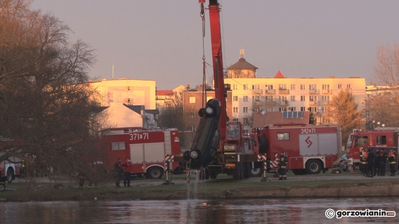 7/12 Strażacy wyciągnęli z rzeki daewoo