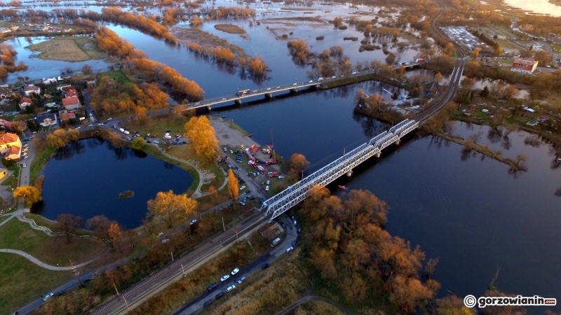 8/12 Strażacy wyciągnęli z rzeki daewoo