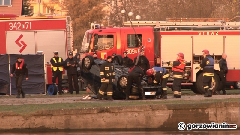 9/12 Strażacy wyciągnęli z rzeki daewoo