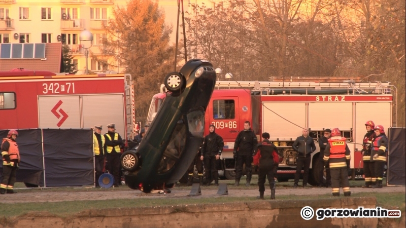 10/12 Strażacy wyciągnęli z rzeki daewoo