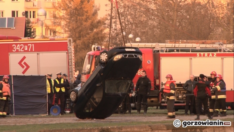 11/12 Strażacy wyciągnęli z rzeki daewoo