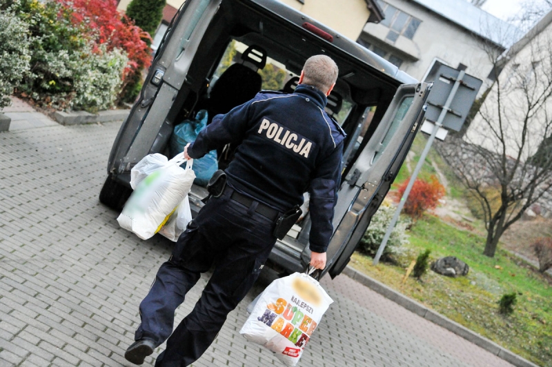 1/12 Policjanci zorganizowali zbiórkę dla potrzebujących