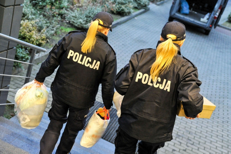 2/12 Policjanci zorganizowali zbiórkę dla potrzebujących