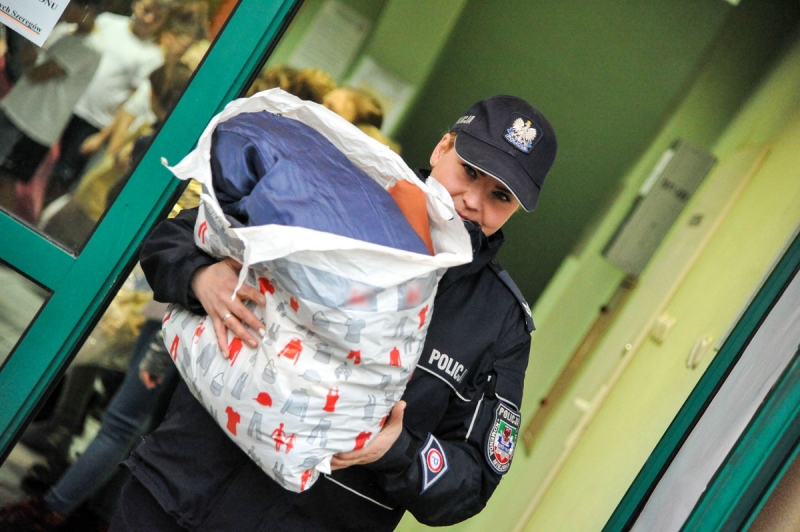5/12 Policjanci zorganizowali zbiórkę dla potrzebujących