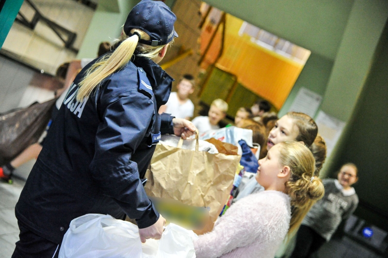 6/12 Policjanci zorganizowali zbiórkę dla potrzebujących