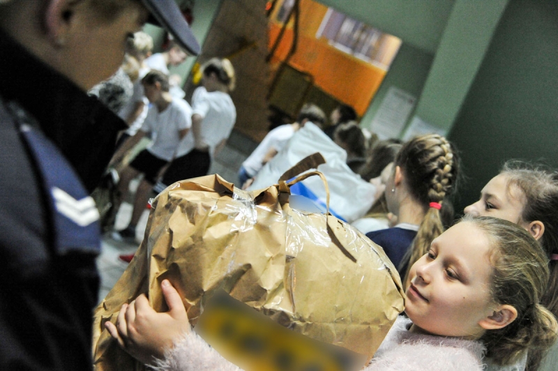 8/12 Policjanci zorganizowali zbiórkę dla potrzebujących