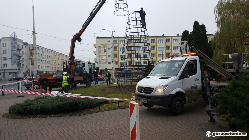 1/7 Montaż świątecznych ozdób w centrum