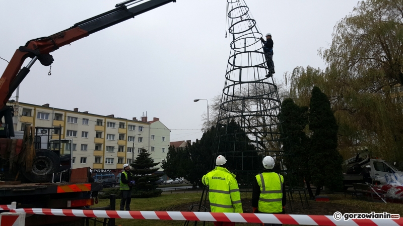 3/7 Montaż świątecznych ozdób w centrum