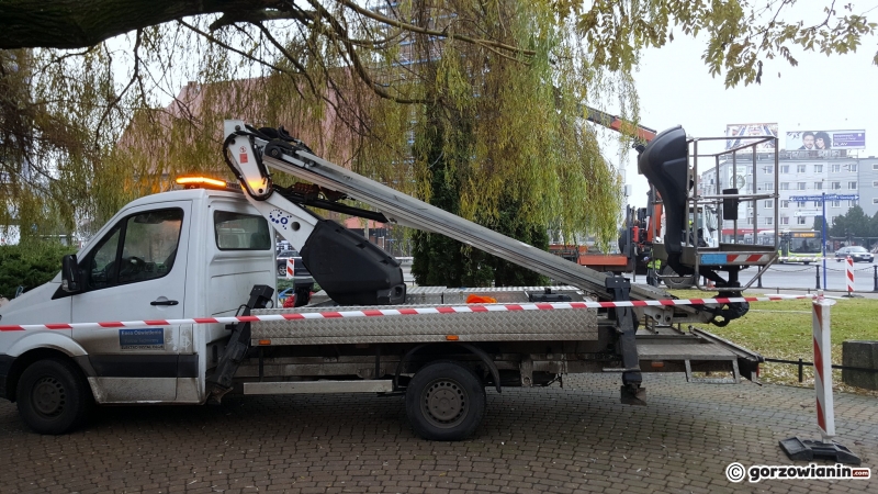 5/7 Montaż świątecznych ozdób w centrum