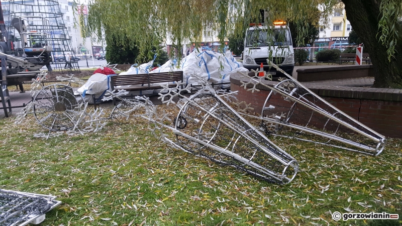 6/7 Montaż świątecznych ozdób w centrum