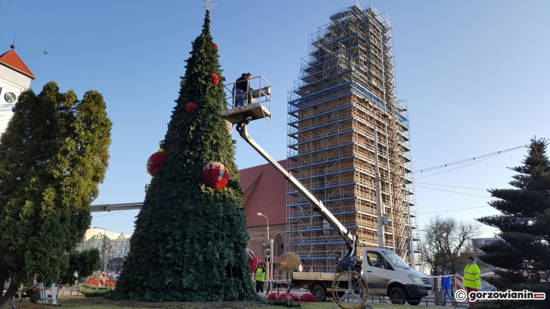 3/7 Sztuczna choinka na skwerze przy Chrobrego