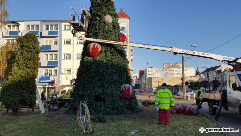 7/7 Sztuczna choinka na skwerze przy Chrobrego