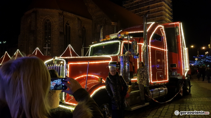 4/15 Ciężarówka coca-coli przyciągnęła tłumy