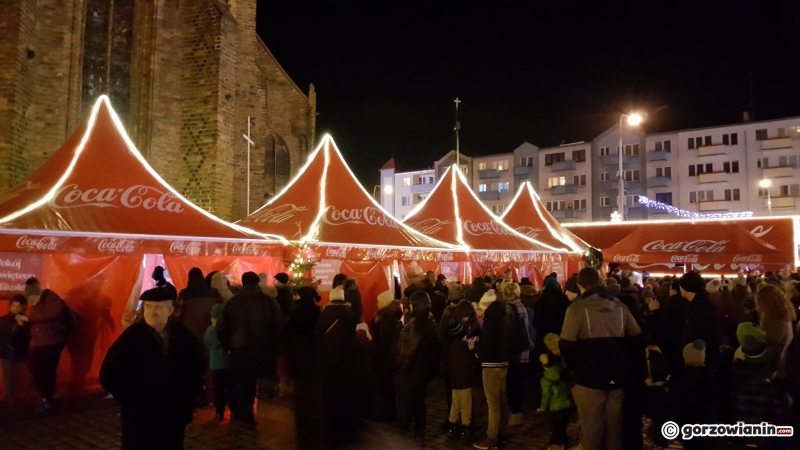 13/15 Ciężarówka coca-coli przyciągnęła tłumy