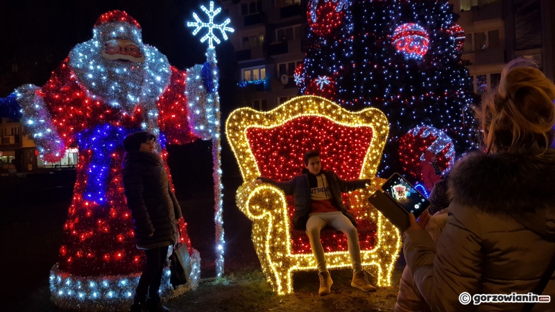 15/15 Ciężarówka coca-coli przyciągnęła tłumy