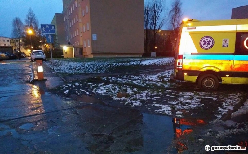 4/5 Karetka zawiesiła się na kamieniu