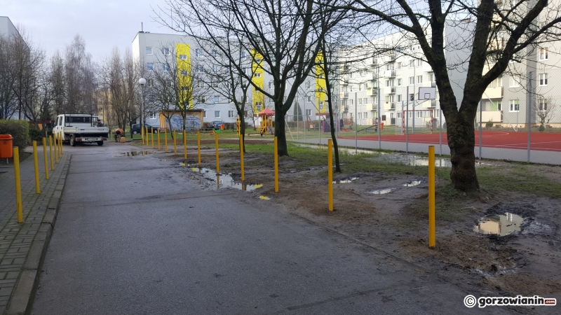 4/8 Słupki blokują wjazd na pas zieleni przy Witosa