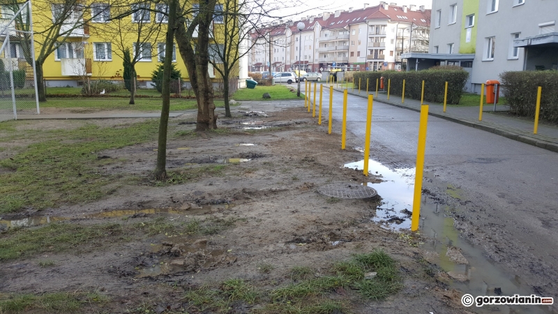 7/8 Słupki blokują wjazd na pas zieleni przy Witosa