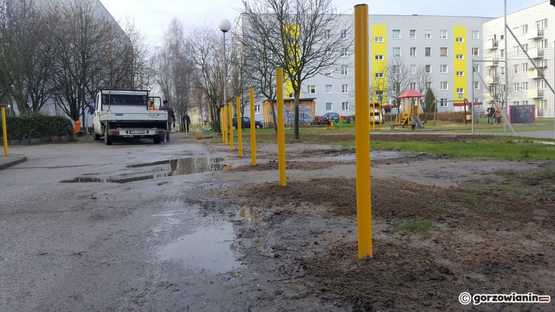 8/8 Słupki blokują wjazd na pas zieleni przy Witosa