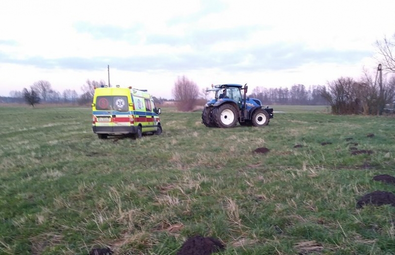 3/10 Akcja ratunkowa zakopanej karetki w Gostkowicach