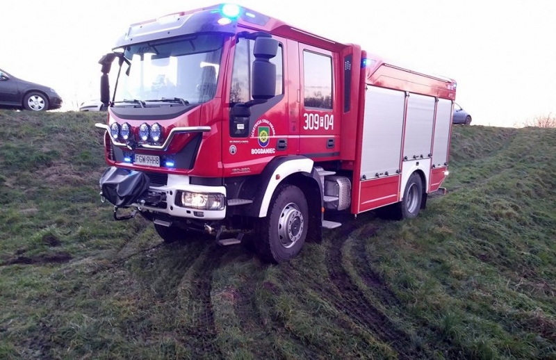 6/10 Akcja ratunkowa zakopanej karetki w Gostkowicach