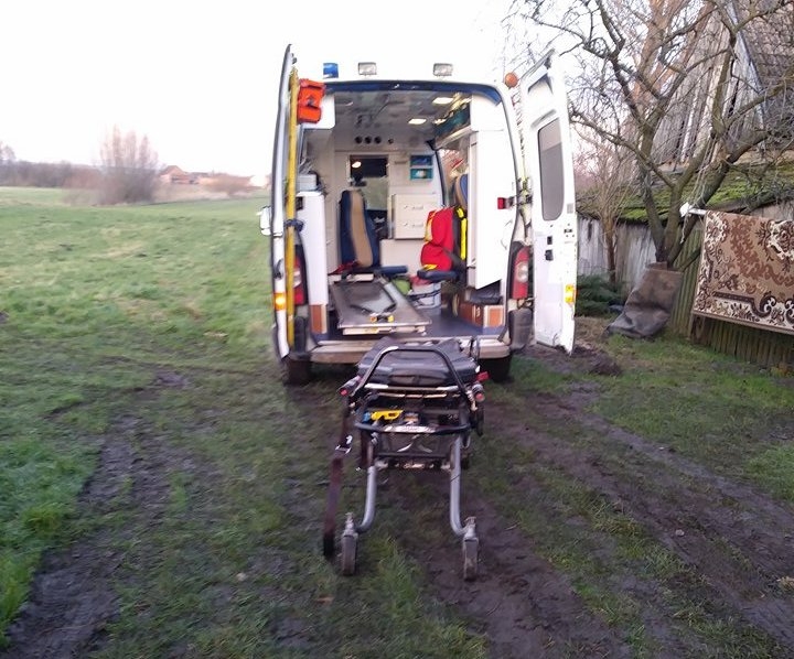 7/10 Akcja ratunkowa zakopanej karetki w Gostkowicach